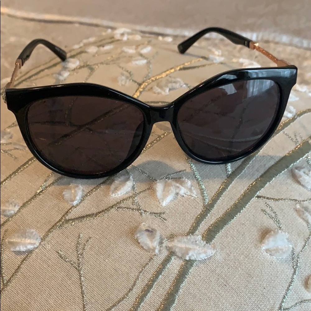 Sunglasses with rose gold case
